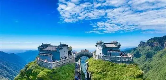 成都到阿尔山旅游攻略_阿尔山旅游攻略必玩的景点_阿尔山旅游攻略