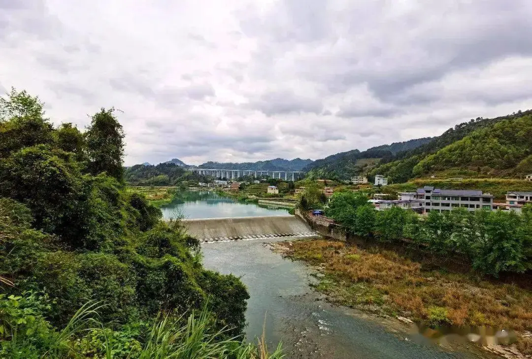 五一适合去凤凰古城吗_凤凰古城五一穿什么衣服_五一去凤凰古城合适吗