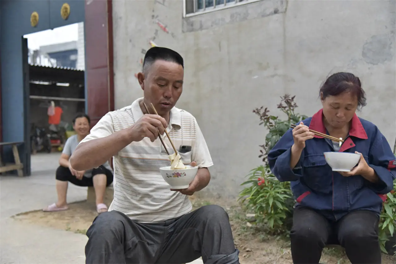 农民用机器自制凉皮，一斤加工费八毛钱，只花几十元钱就够吃一年