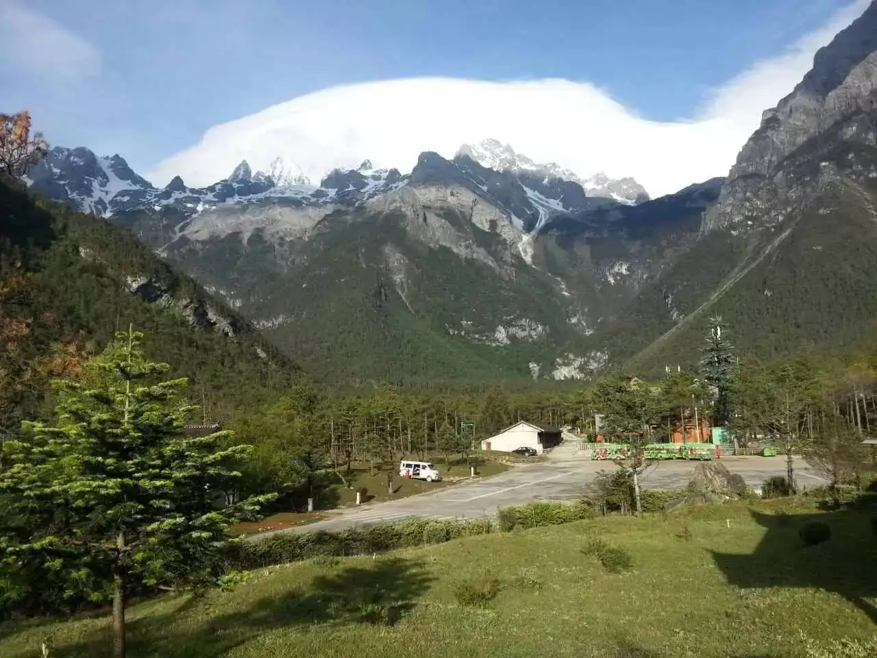 玉龙雪山夏天还有雪吗_夏天的玉龙雪山多少度_玉龙雪山在夏天有雪吗