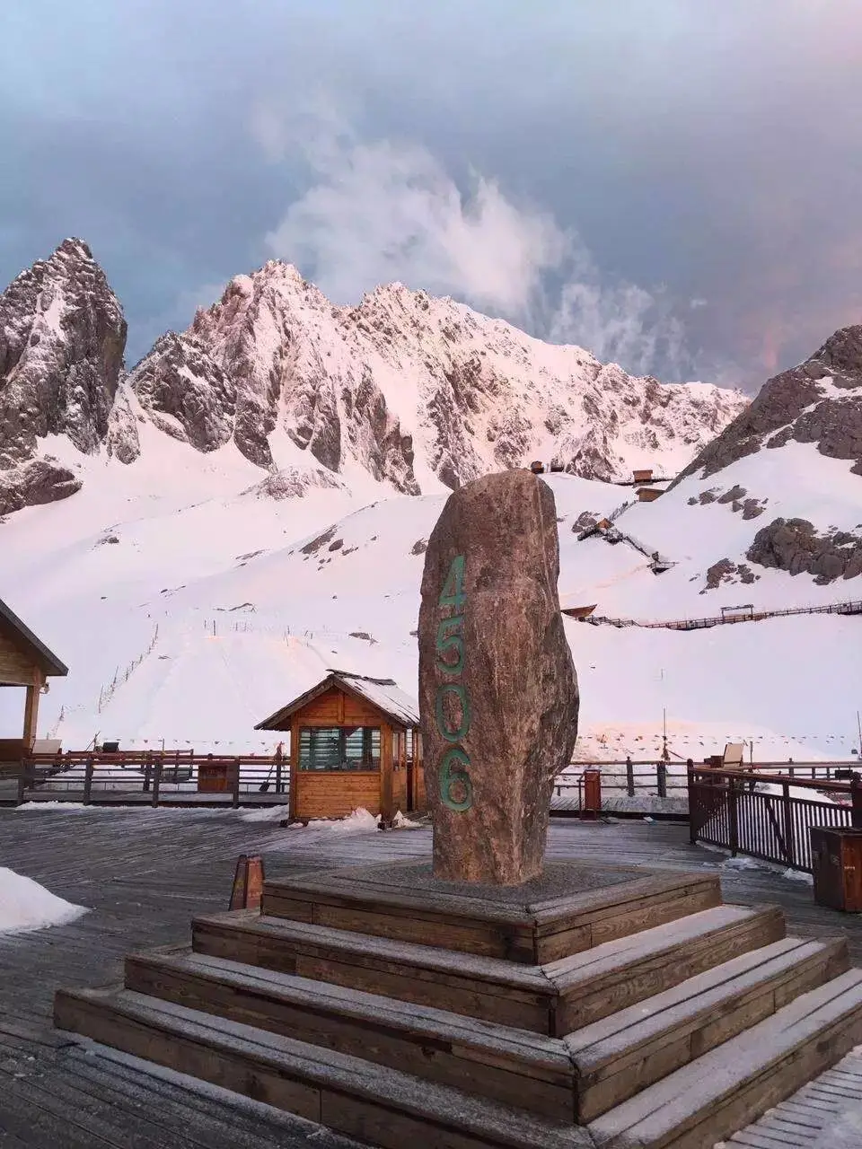 玉龙雪山在夏天有雪吗_夏天的玉龙雪山多少度_玉龙雪山夏天还有雪吗