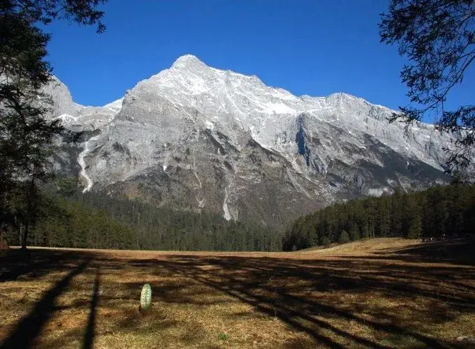 玉龙雪山夏天有雪_夏天的玉龙雪山多少度_玉龙雪山夏天还有雪吗